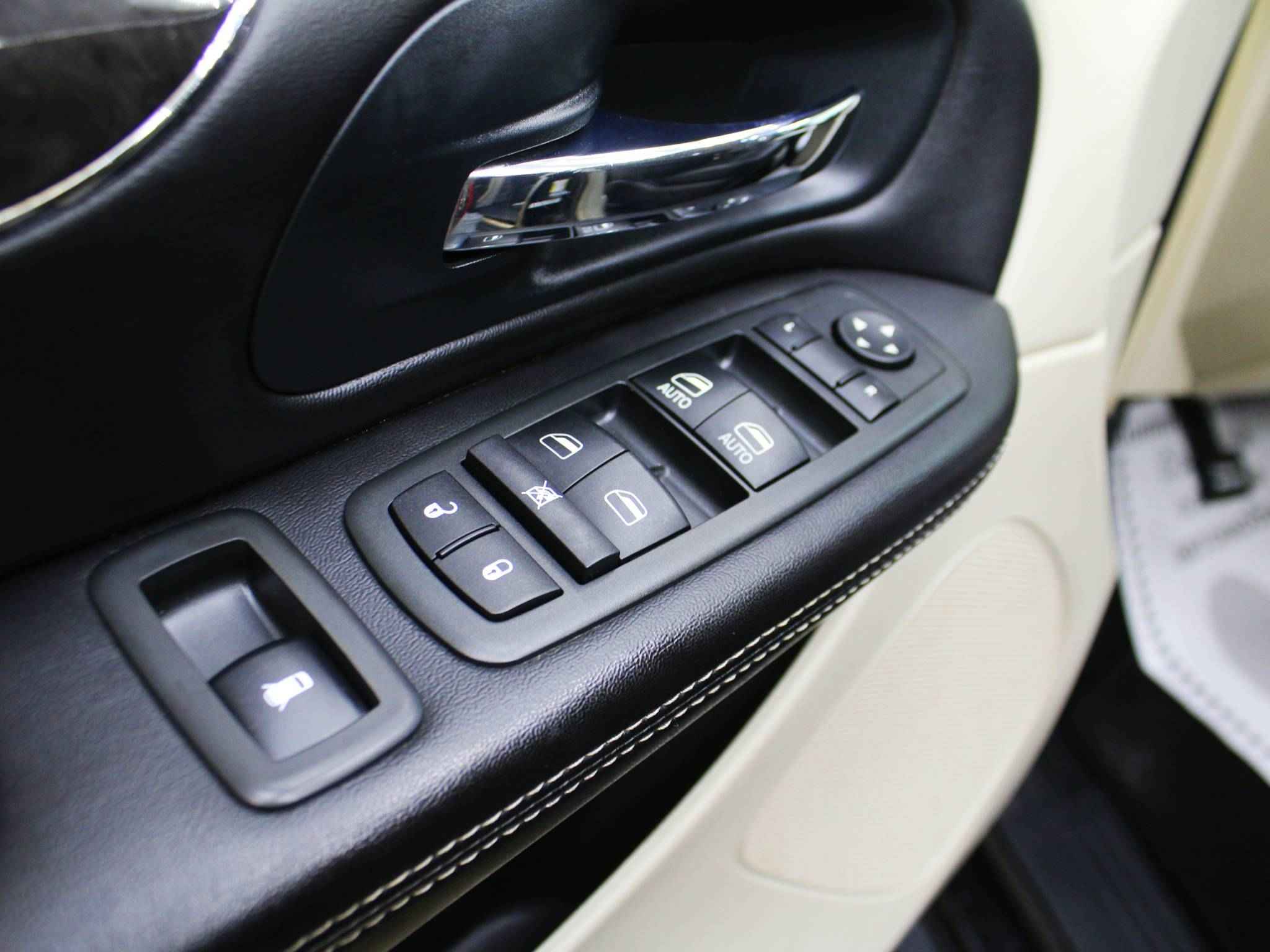 Chrysler Town & Country, V Рестайлинг